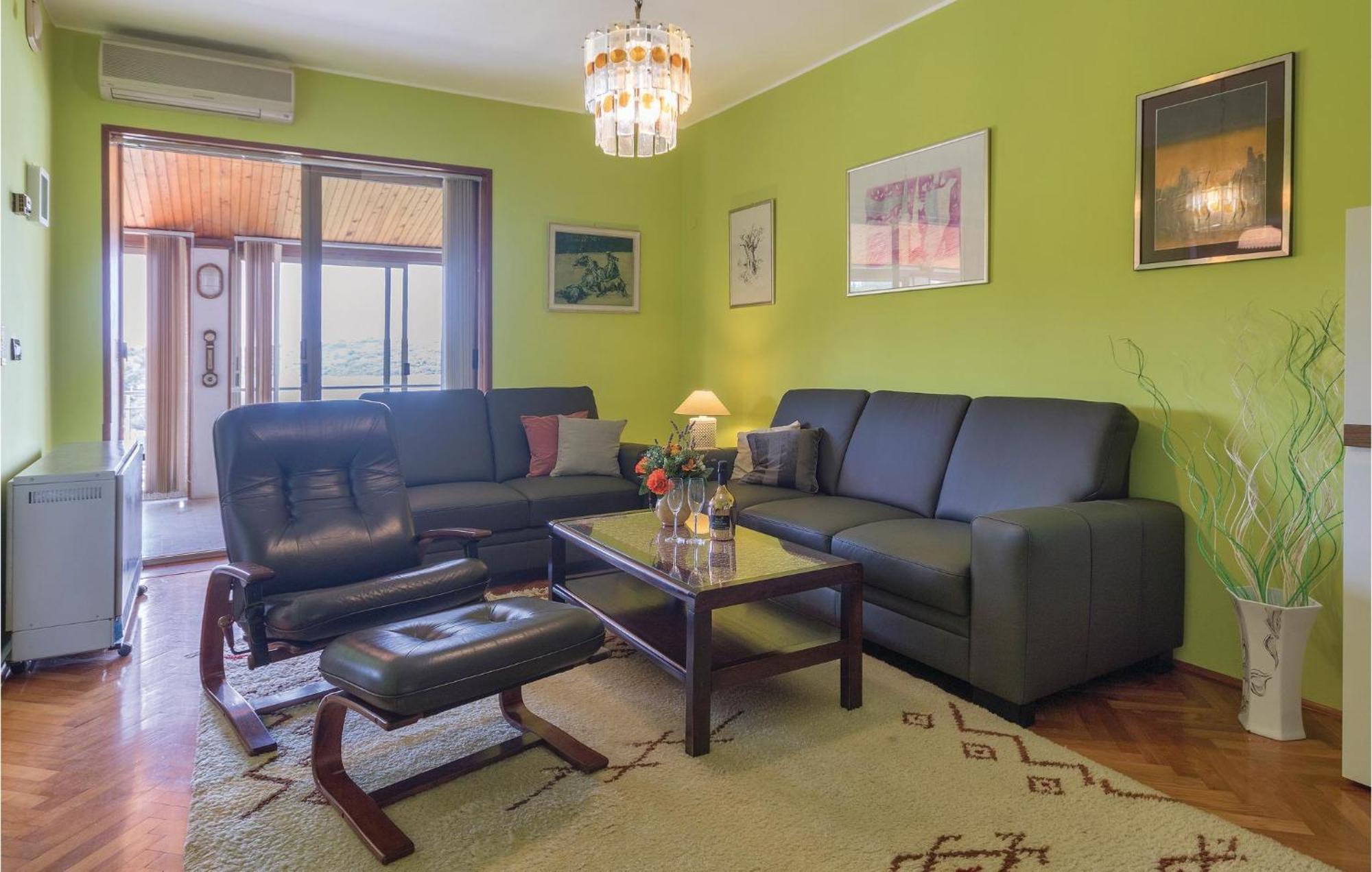 Apartman Stunning Apartment In Pula With Kitchen *