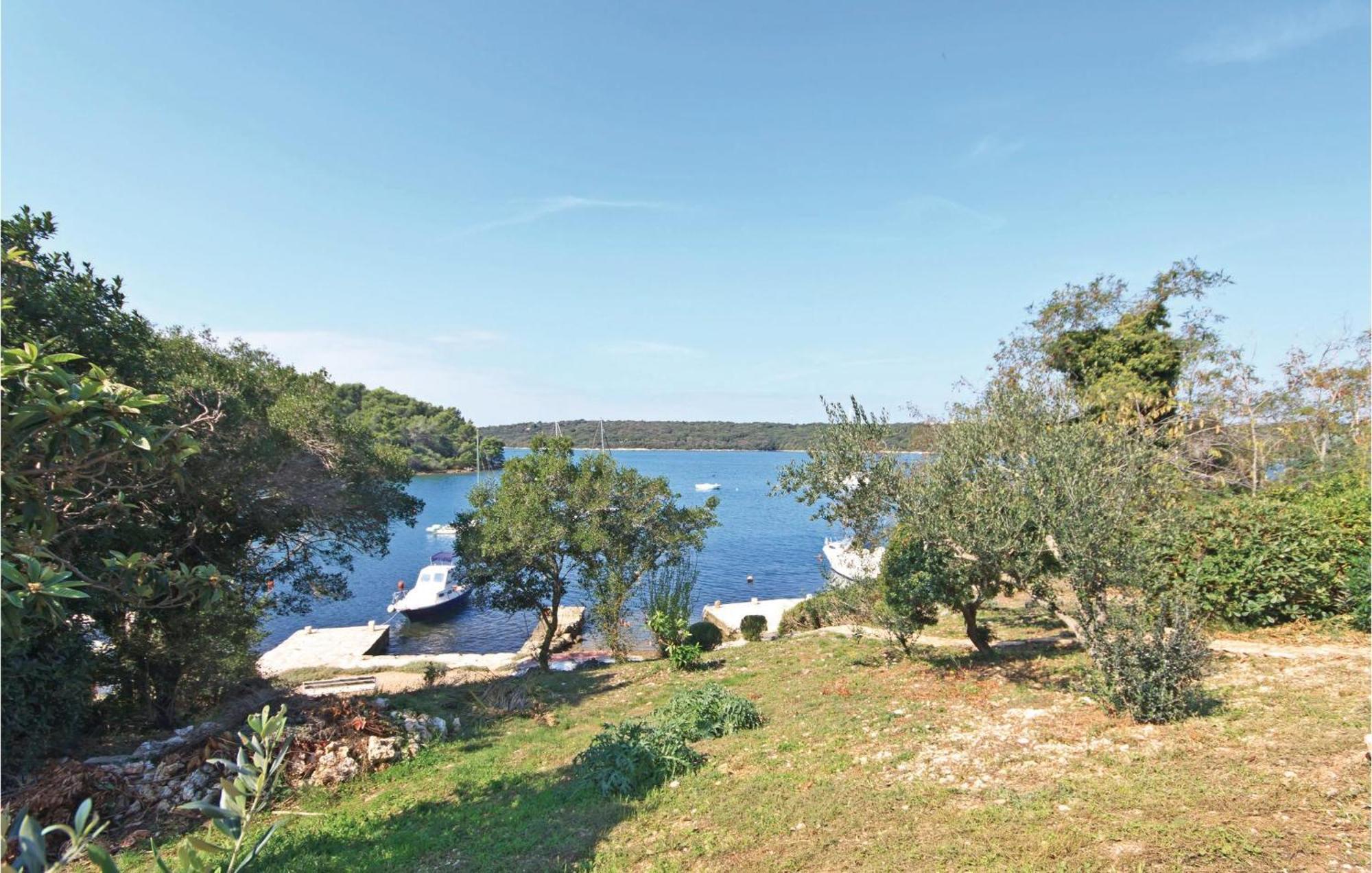 Stunning Apartment In Pula With Kitchen Apartman