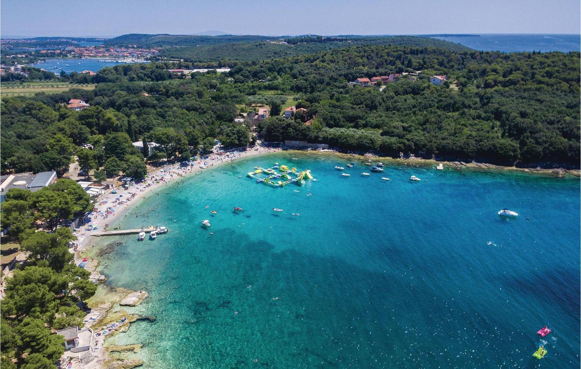 Stunning Apartment In Pula With Kitchen Apartman