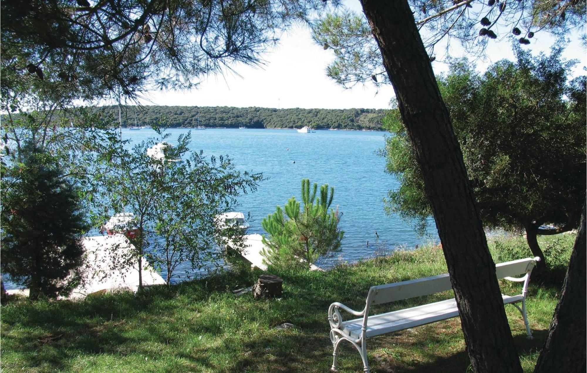 Stunning Apartment In Pula With Kitchen Apartman